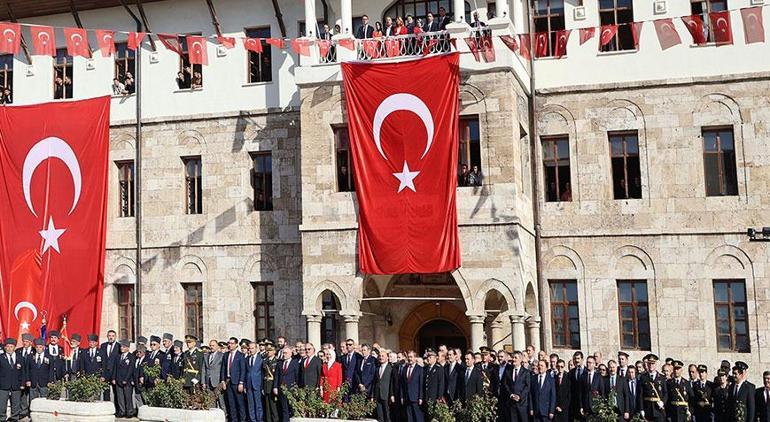 100 yıl sonra aynı binanın önünde toplandılar!