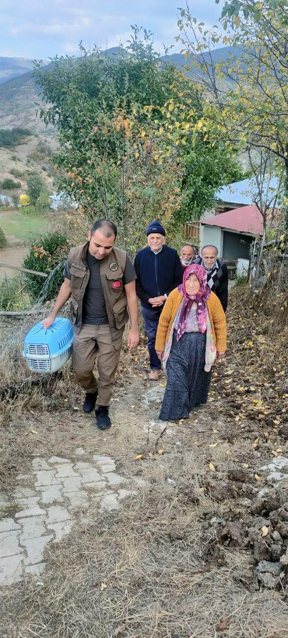 Ormanda karşılaştığı vaşak yavrusu, peşinden köye kadar geldi