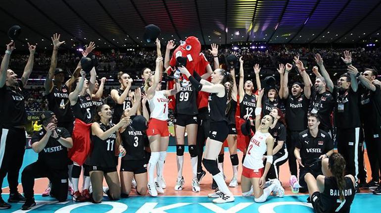 Türk sporunda Cumhuriyet'in 100. yılına voleybol damgası! Filenin Sultanları gururlandırdı