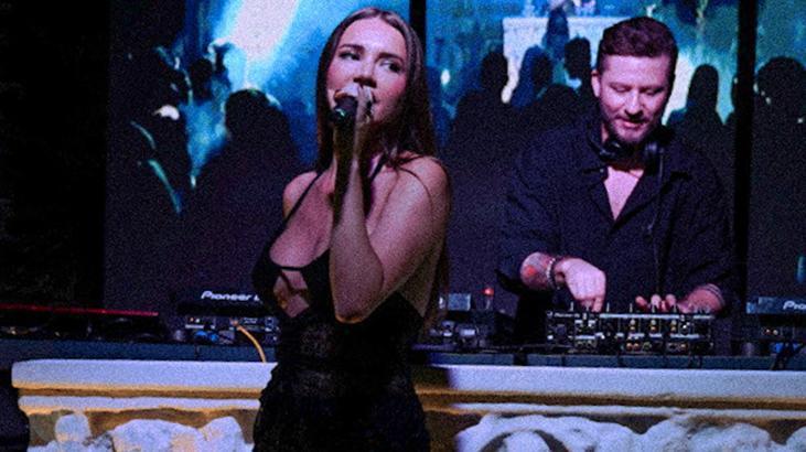 Ünlü şarkıcı evlendiğini sahnede duyurdu! ‘Eşim ilk konserimde beni yalnız bırakmadı’