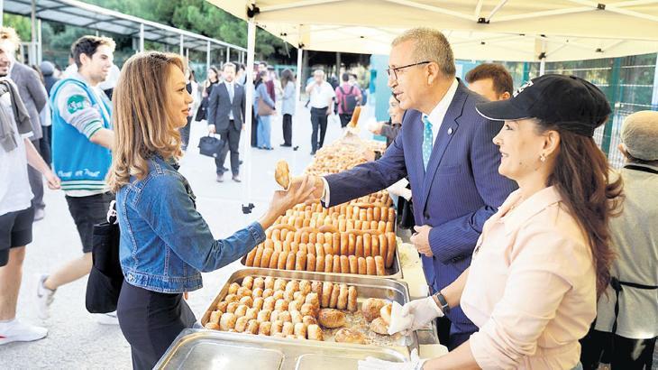 Üniversiteli öğrencilere renkli karşılama töreni