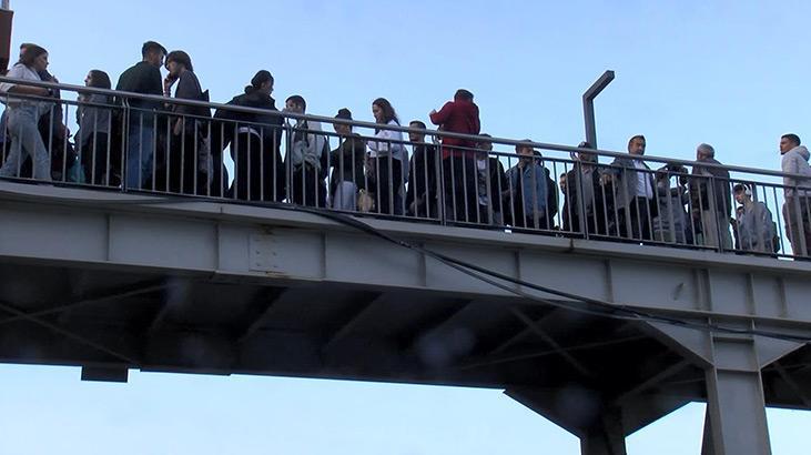 Beşyol metrobüs üstgeçinde vatandaşlar isyan etti: 40 dakikada aşamadık