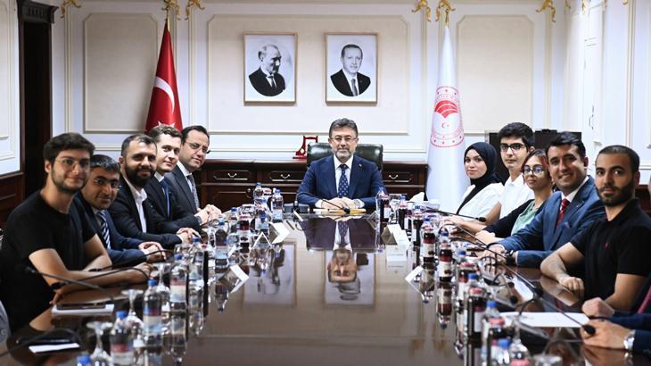 Bakan Yumaklı, TEKNOFEST’te ödül alan gençlerle buluştu