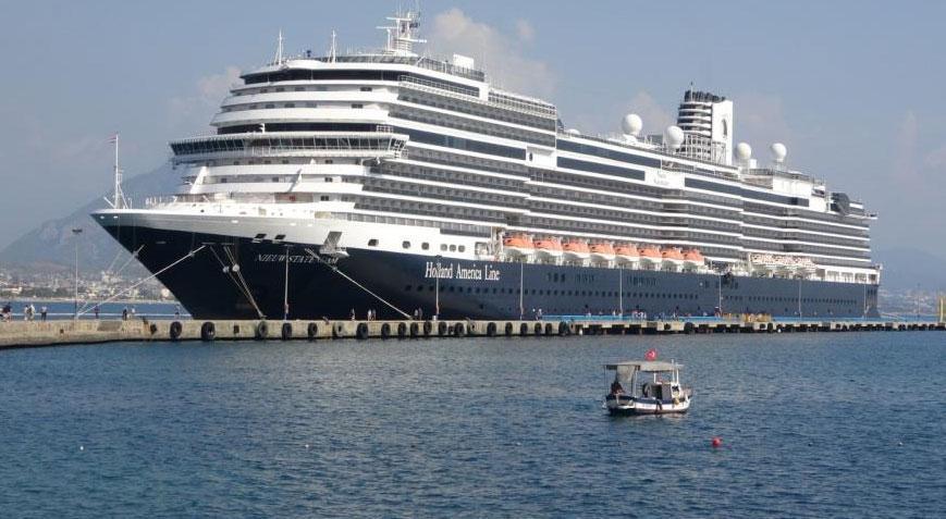 Lüks yolcu gemisi savaş nedeniyle rotasını Alanya’ya çevirdi