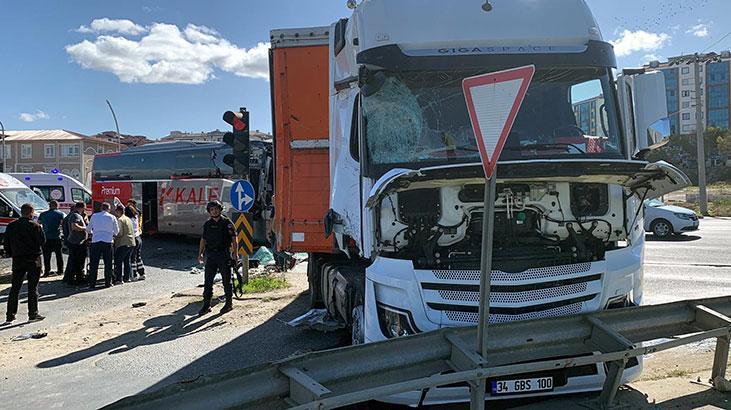 Tekirdağ’da, otobüs TIR’la çarpışt! Şoför sıkıştığı yerden kurtarıldı