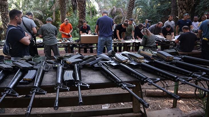 Ayelet HaShahar’dan şok fotoğraflar! İsrail ordusu silah dağıtıyor