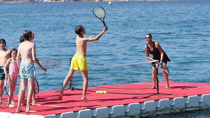 Hülya Avşar denizin ortasında tenis oynadı!