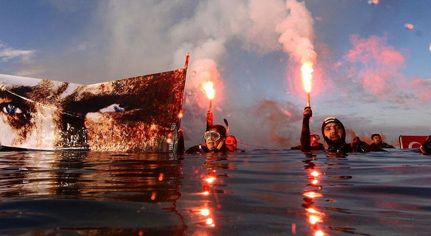 Cumhuriyetin 100. yılı için Dolmabahçe Sarayı’nın önünde daldılar