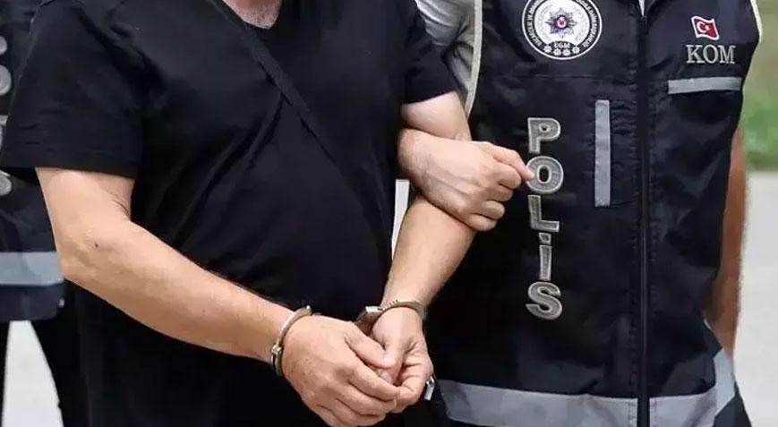 Metroya asılan Türk bayraklarını yırtan şüpheli tutuklandı