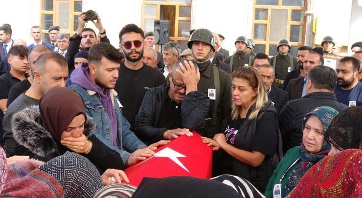 Şehide acı veda! Tabutuna sarılarak gözyaşı döktü