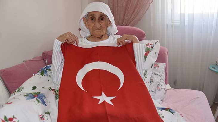 103 yaşındaki Zeynep ninenin Cumhuriyet ve bayrak sevgisi