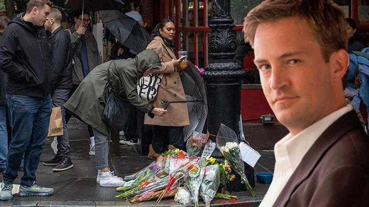 Hayranları evinin önüne çiçekler bıraktı! ‘Tek başına, bir aileye duyduğu özlemle öldü’