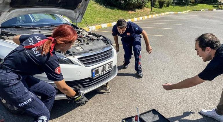 Otomobilin üzerine bırakılan not alarma geçirdi! 30 dakika nefes kesen mücadele