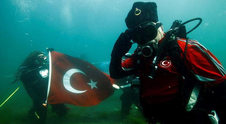 Nemrut Gölü'nden Kaş'a bin dalgıçla 'Cumhuriyet Dalışı'