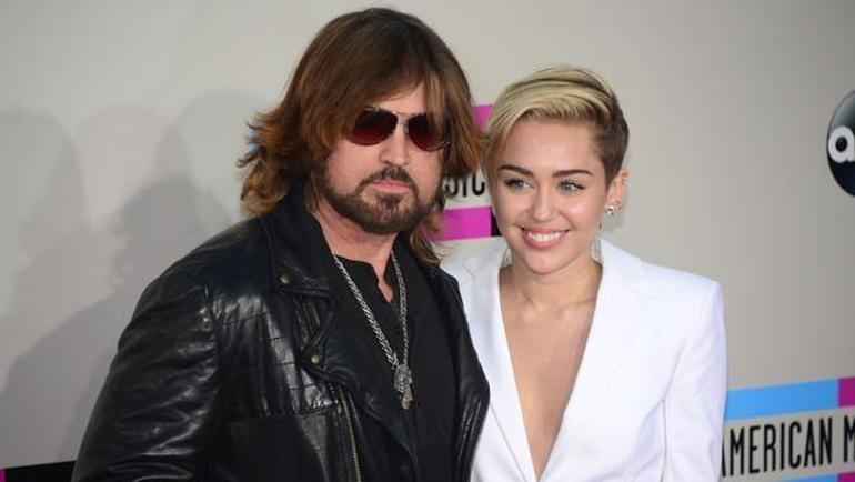 Ünlü şarkıcı Billy Ray Cyrus 28 yaş küçük nişanlısı Firerose ile evlendi!