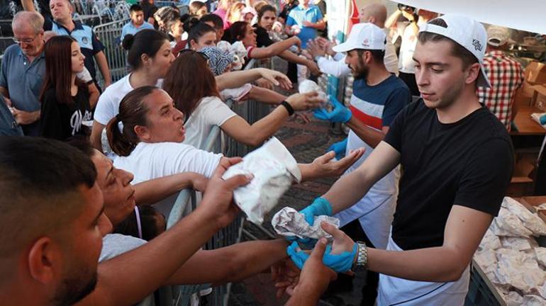 Edirne'de metrelerce kuyruk havadan görüntülendi! 1 ton ciğer dağıtıldı