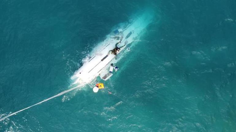 Zamanla yarış! Lüks tekne battı, 2 kişi sağ olarak kurturuldu