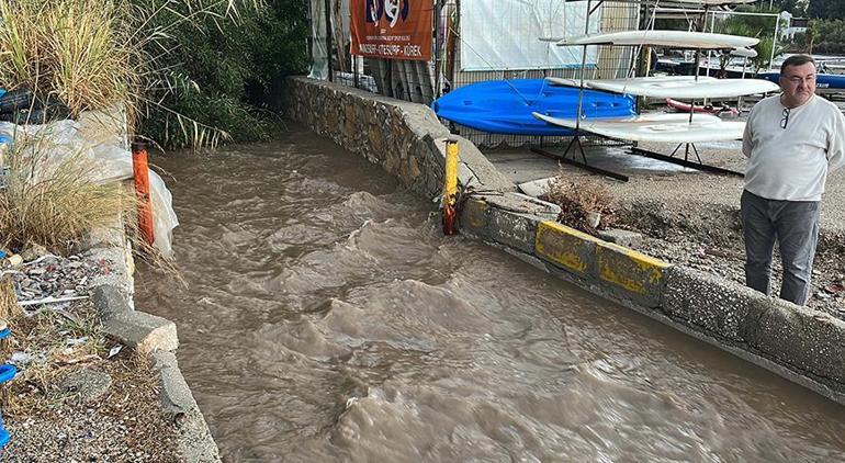 Bodrum’da sağanak yağış! Cadde ve sokaklar göle döndü