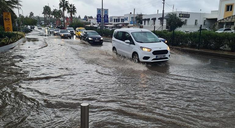 Bodrum’da sağanak yağış! Cadde ve sokaklar göle döndü