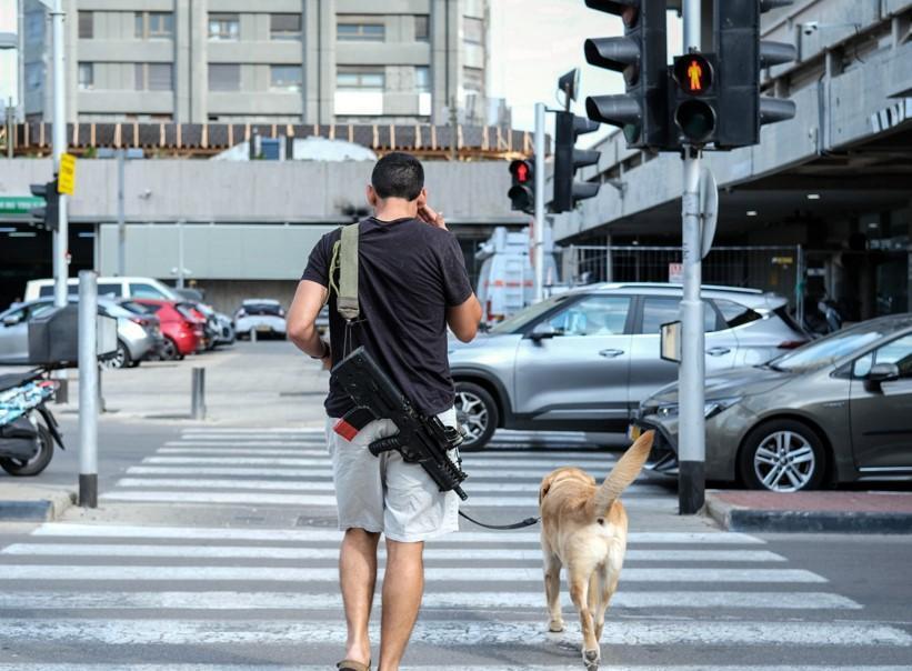 Görüntüler İsrail'den! Halk sokakta makinalı tüfeklerle dolaşıyor