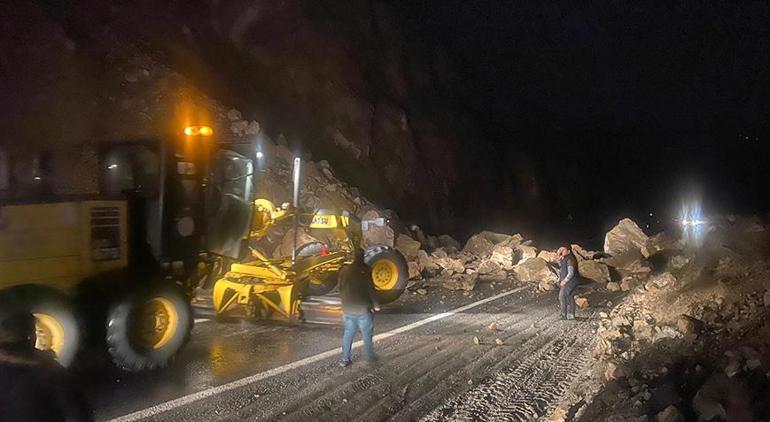 Artvin'de heyelan! Kara yolu kapandı