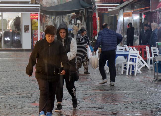 Edirne'de kuvvetli rüzgar: ağaçlar devrildi, çatılar uçtu!