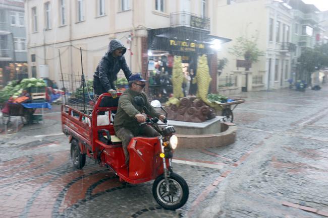 Edirne'de kuvvetli rüzgar: ağaçlar devrildi, çatılar uçtu!