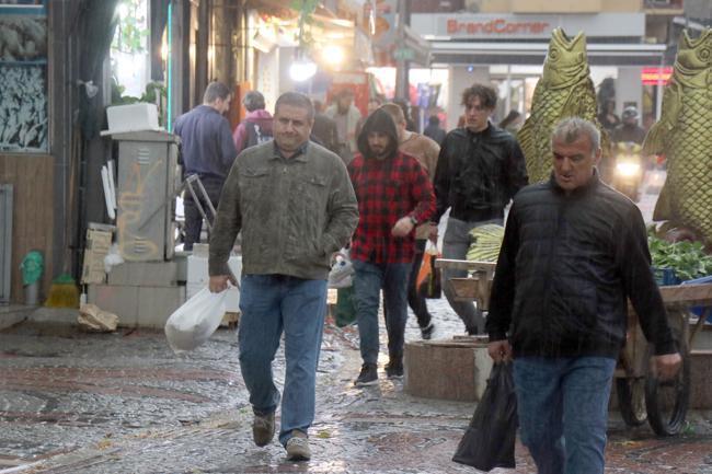 Edirne'de kuvvetli rüzgar: ağaçlar devrildi, çatılar uçtu!