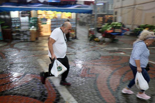 Edirne'de kuvvetli rüzgar: ağaçlar devrildi, çatılar uçtu!