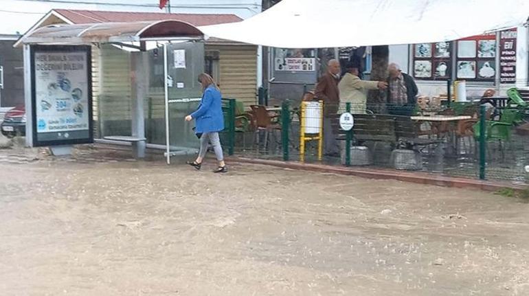 5 dakikalık sağanak ilçede yolları dereye çevirdi! Meteoroloji'den yeni uyarı