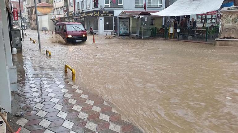 5 dakikalık sağanak ilçede yolları dereye çevirdi! Meteoroloji'den yeni uyarı