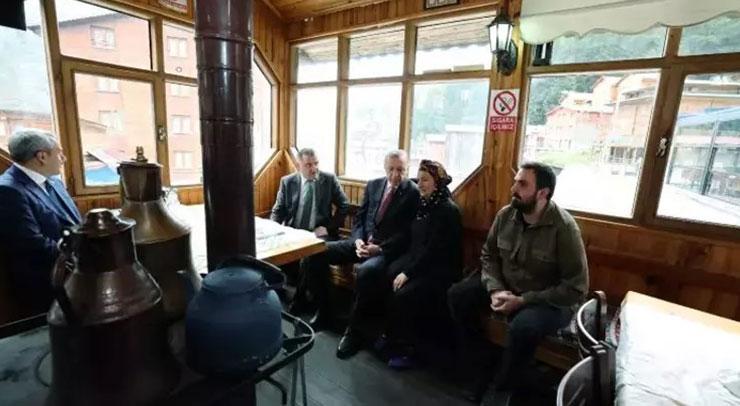 Erdoğan, Ayder Yaylası’nda vatandaşlarla sohbet etti