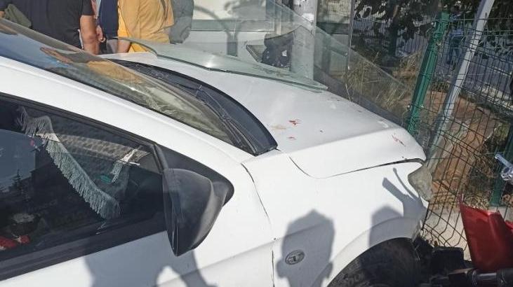 Öğrencilerin bulunduğu durağa otomobil daldı, yaralananlar var