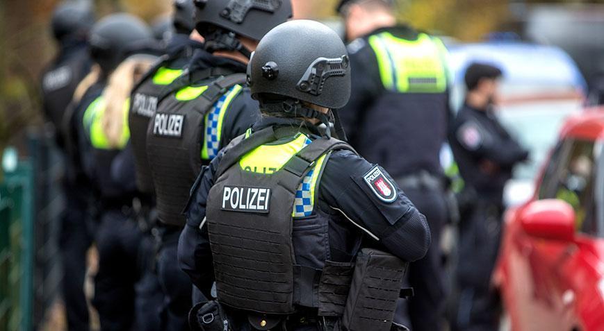 Almanya’yı ayağa kaldıran olay! 4 çocuk öğretmeni silahla tehdit etti