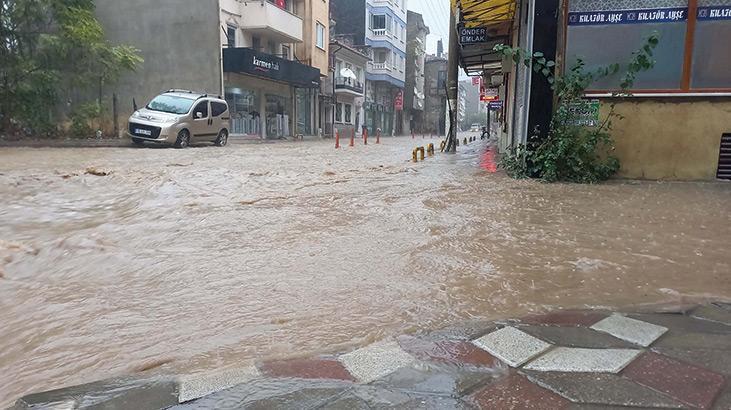 5 dakikalık sağanak ilçede yolları dereye çevirdi! Meteoroloji’den yeni uyarı