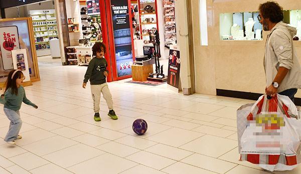 Fettah Can, AVM’de çocuklarıyla top oynadı