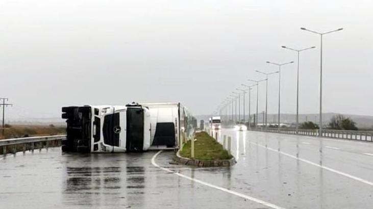 Meteoroloji uyarmış! Edirne’de rüzgar TIR devirdi