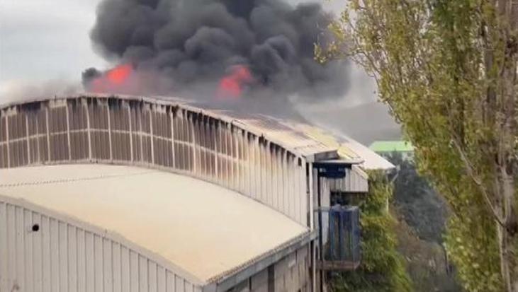 Son dakika: İstanbul’da terlik üretimi yapan fabrikada yangın