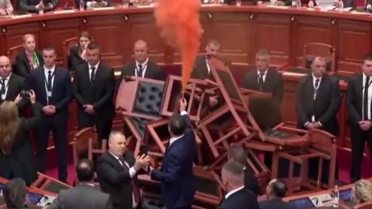 Arnavutluk’ta şiddetli bir eylem daha! Parlamentoyu ateşe verdiler