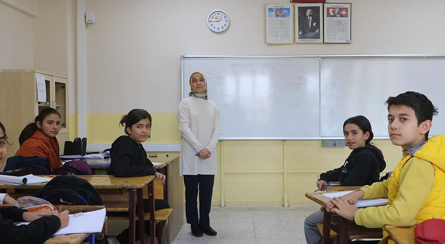 Depremin acısını öğrencileriyle unutuyorlar