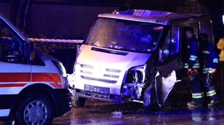 Feci kaza! 16 yaşındaki sürücünün kullandığı minibüs ağaca çarptı: 3 ölü