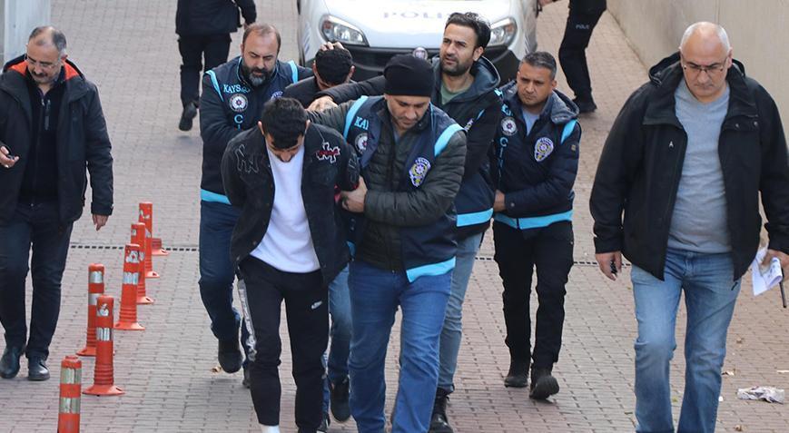 2 kardeşin öldürüldüğü kavgaya ilişkin 4 şüpheli adliyede