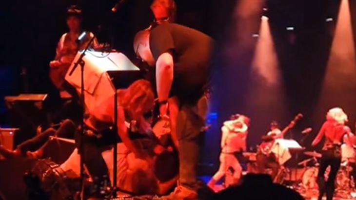 Gitarist ve solist sahnede birbirine girdi! Dünyaca ünlü gruptan şok kavga