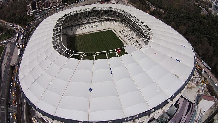 Beşiktaş’ın stadyumunu martılar bastı! Çatı örtüleri delik deşik