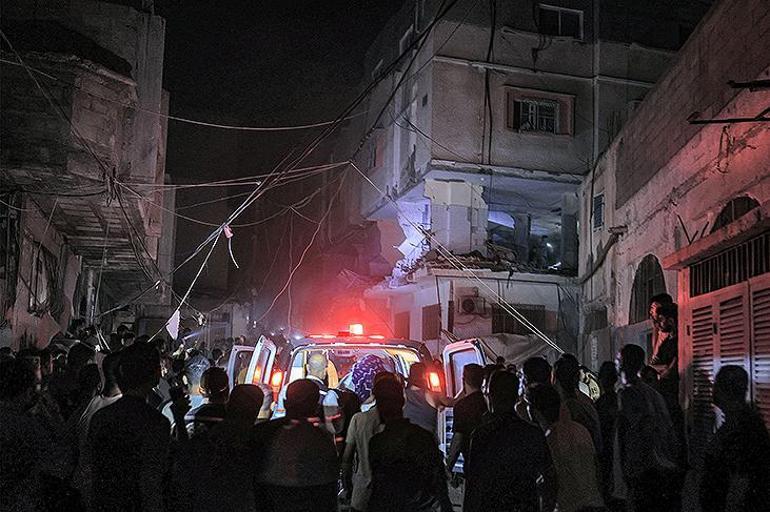 Muhabir ve sunucu canlı yayında gözyaşlarına boğuldu! 'Birer birer ölüyoruz'