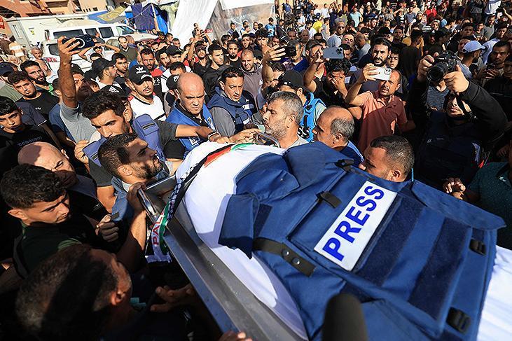 Muhabir ve sunucu canlı yayında gözyaşlarına boğuldu! 'Birer birer ölüyoruz'