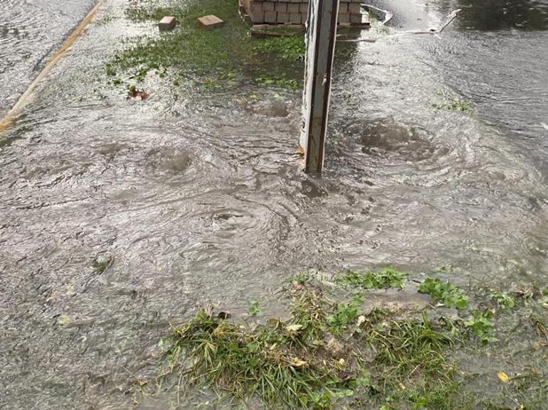 Antalya yağmura teslim! Otobüsü su bastı