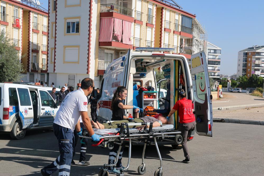 Ev sahibi tahliye kararı aldırdı! Satır ve bıçakla balkonda...