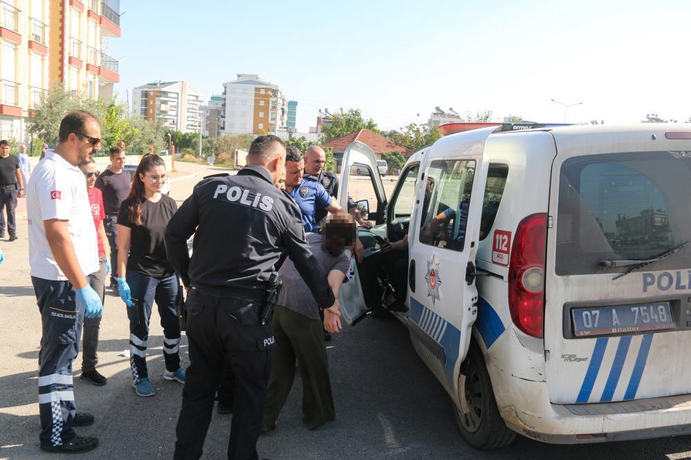 Ev sahibi tahliye kararı aldırdı! Satır ve bıçakla balkonda...