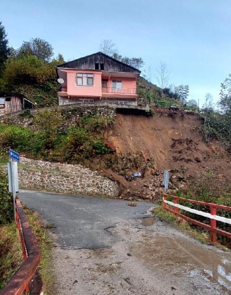 Rize'de heyelan! 2 katlı evin temelinde hasar oluşturdu